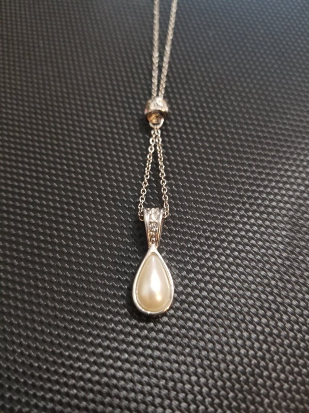 AVON Faux-Teardrop-Shaped-Pearl & Crystal Fidget/Sliding Mechanism Necklace